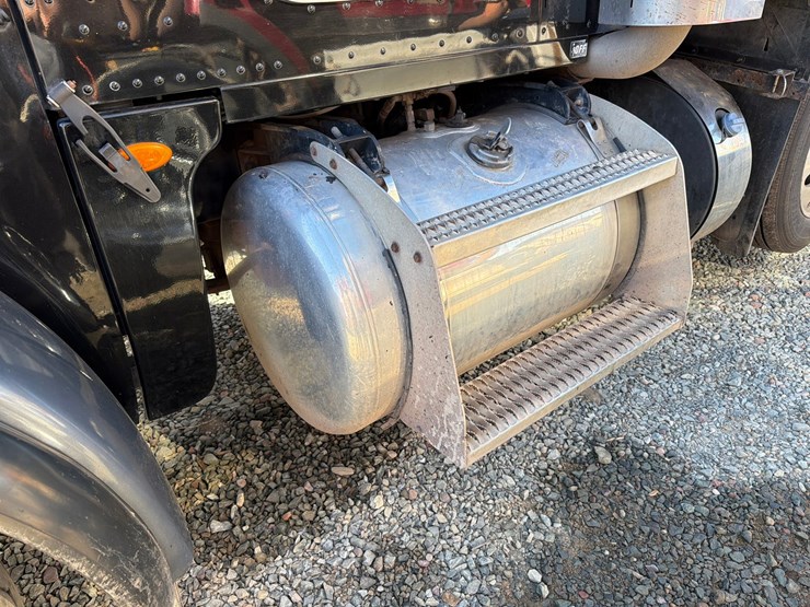 2019-peterbilt-367-image-11