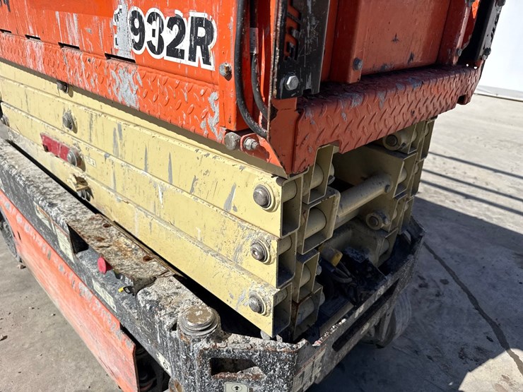 2017-jlg-1932r-image-16