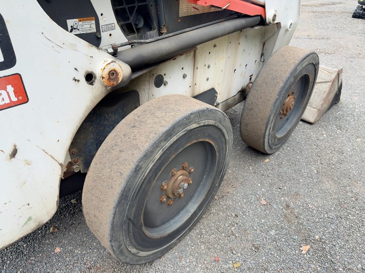 2009-bobcat-s220-image-12