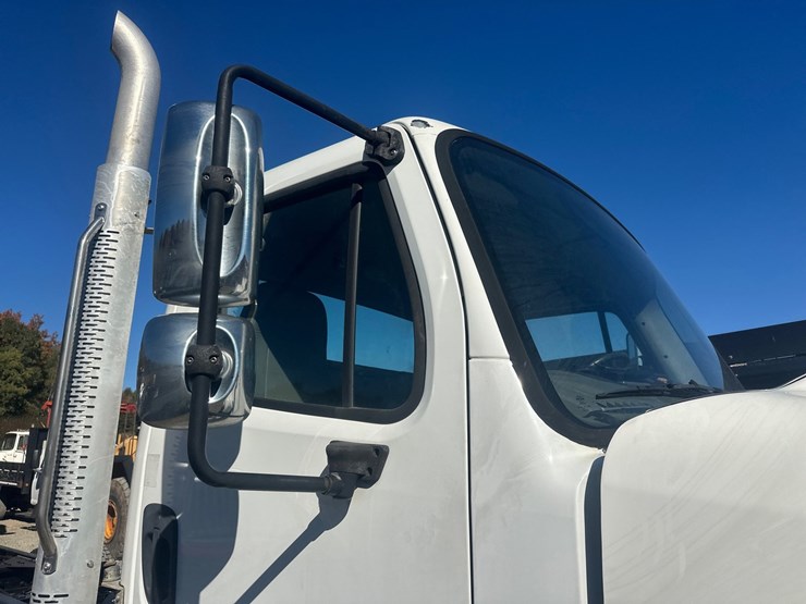 2015-freightliner-114sd-image-11