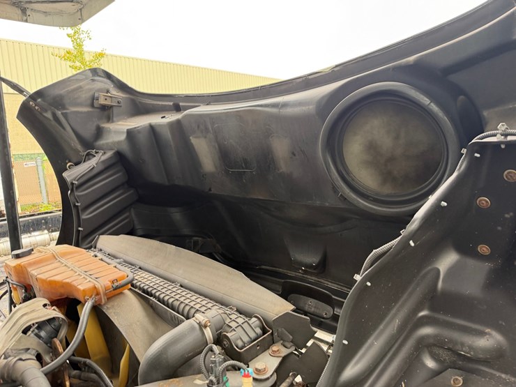 2010-freightliner-m2-106-image-61