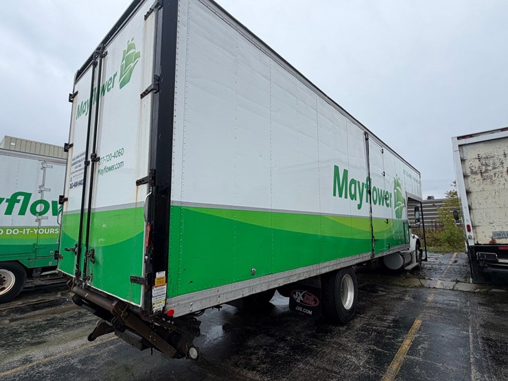 2010-freightliner-m2-106-image-5