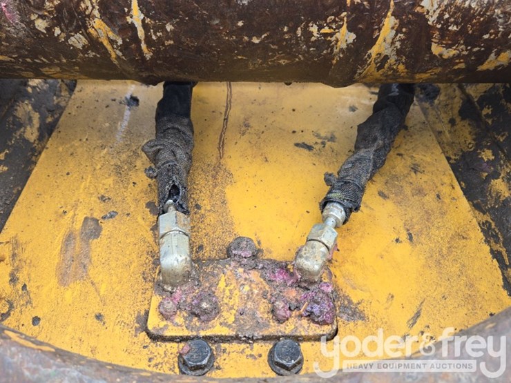 2020-caterpillar-352-image-33