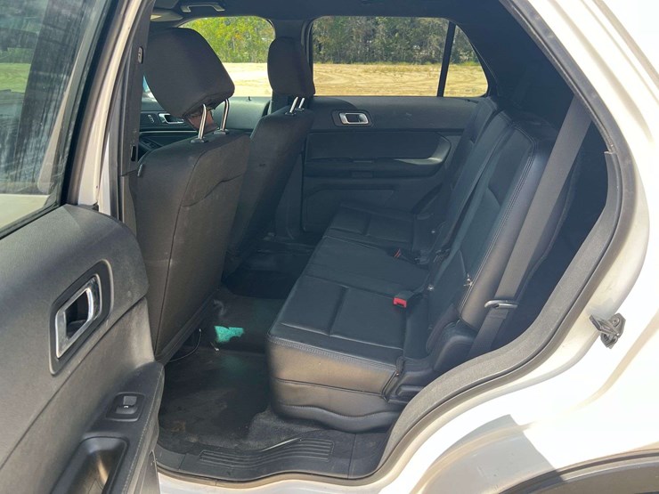 2016-ford-explorer-image-15
