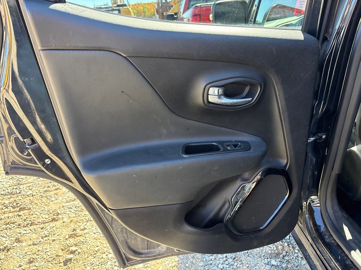 2016-jeep-renegade-image-34