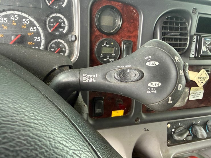 2010-freightliner-m2-106-image-55