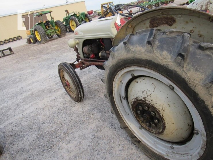 1950-ford-8n-image-14