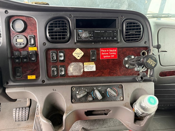 2010-freightliner-m2-106-image-52