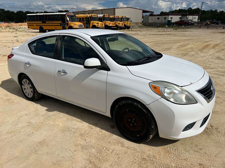 2014-nissan-versa-4-door-sedan-(38,174-miles)-image-4