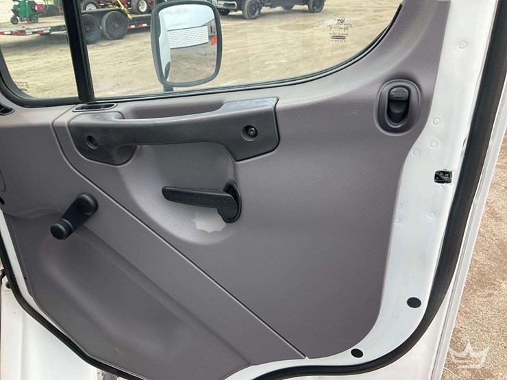 2010-freightliner-m2-106-image-19