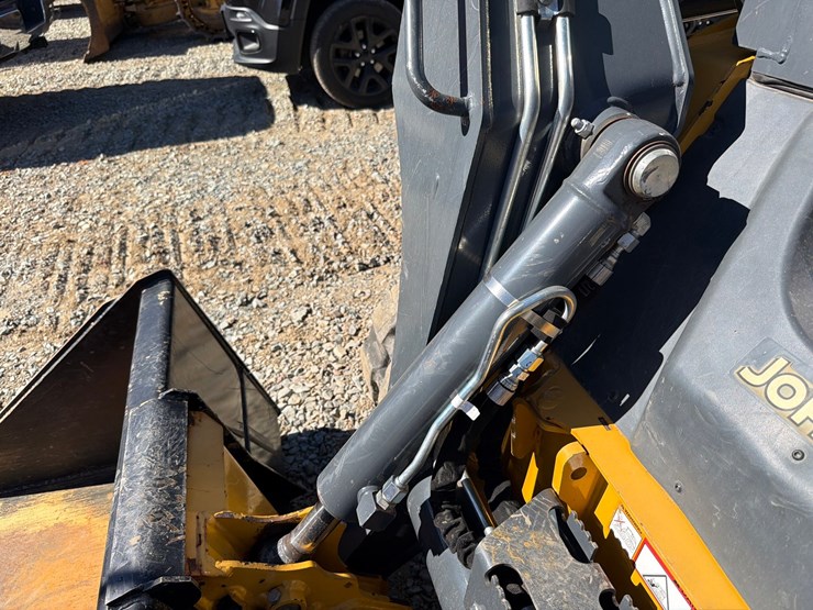 2018-deere-323d-image-14
