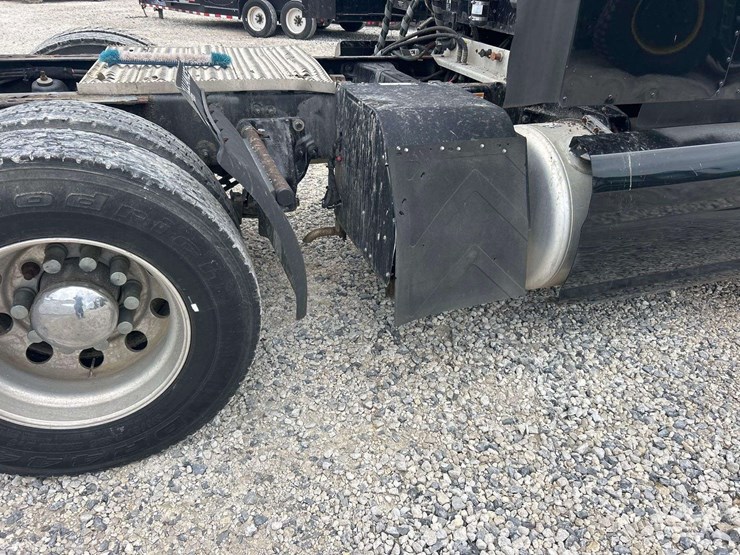 2016-peterbilt-579-image-21