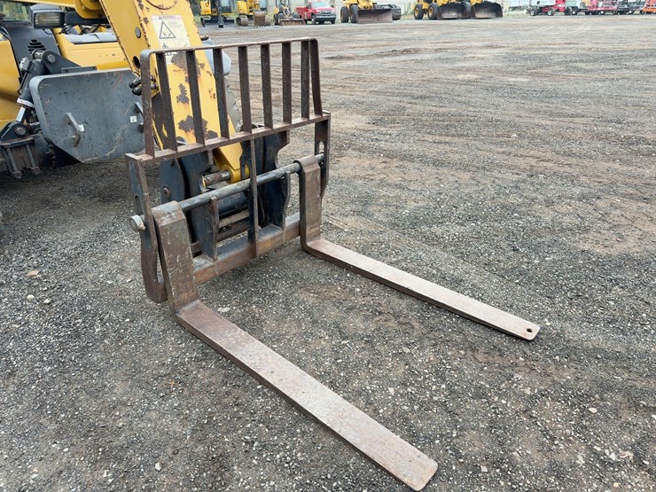 2011-caterpillar-tl943-image-8