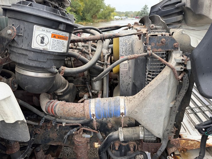 2006-freightliner-m2-106-image-55