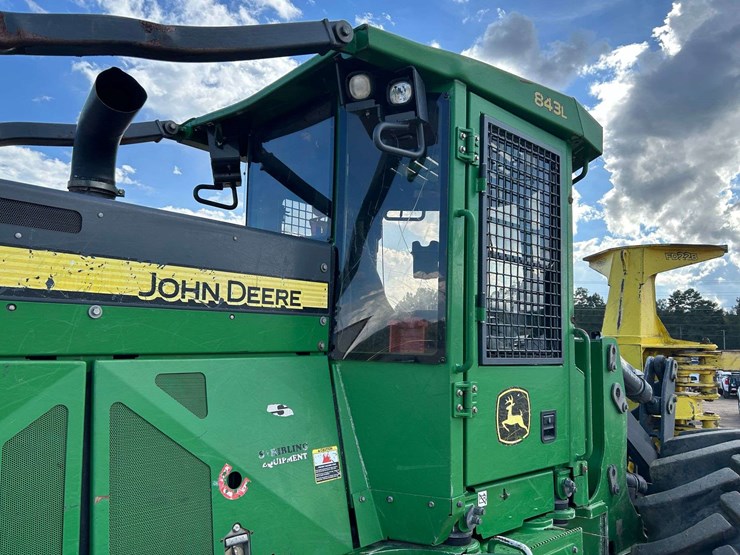 2017-deere-843l-image-27