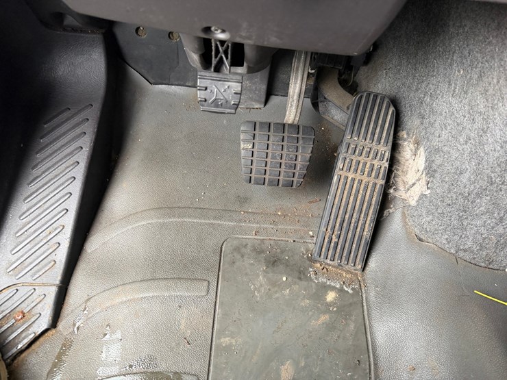 2010-freightliner-m2-106-image-56