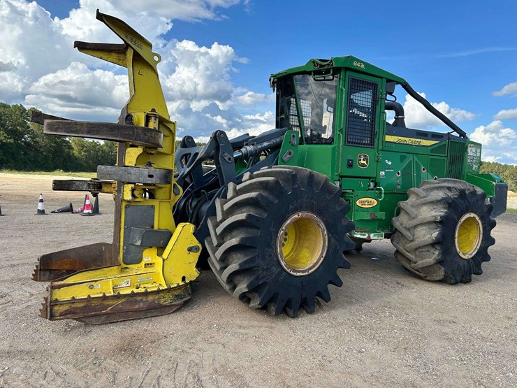 2017-deere-843l-image-1
