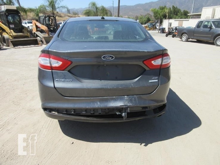 2016-ford-fusion-se-image-15