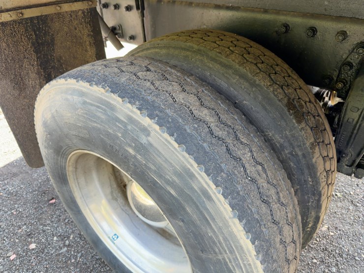 2001-peterbilt-330-image-13