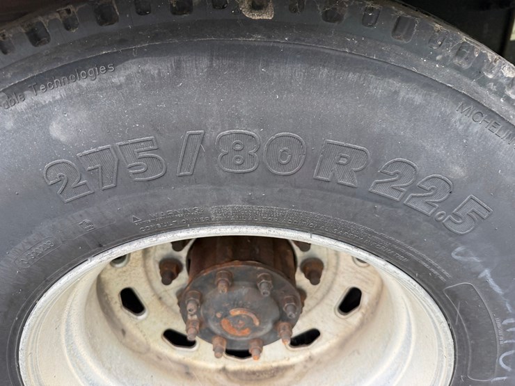 2010-freightliner-m2-106-image-68