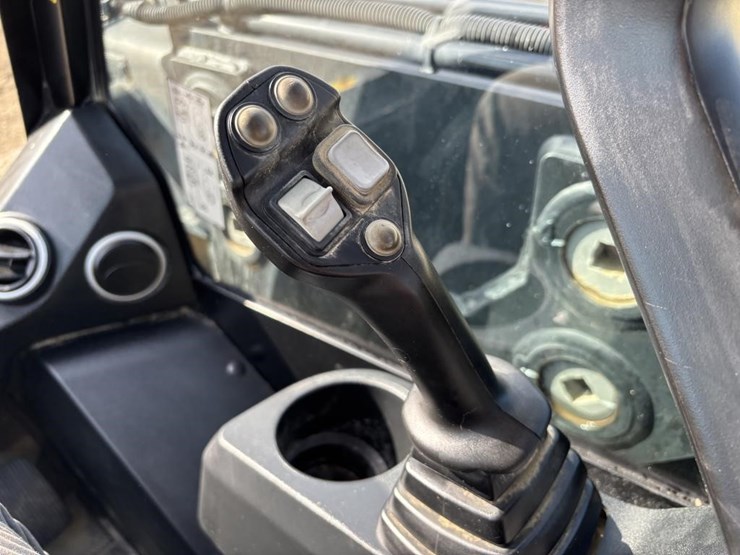 2021-jcb-3ts-8t-image-25