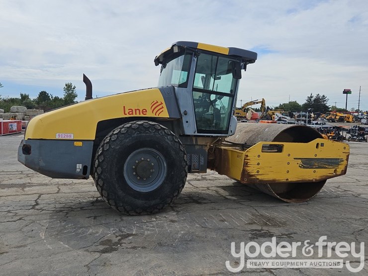 2015-dynapac-ca250d-image-7