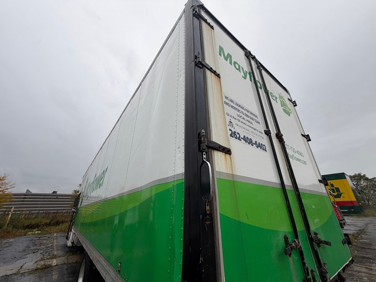 2010-freightliner-m2-106-image-18