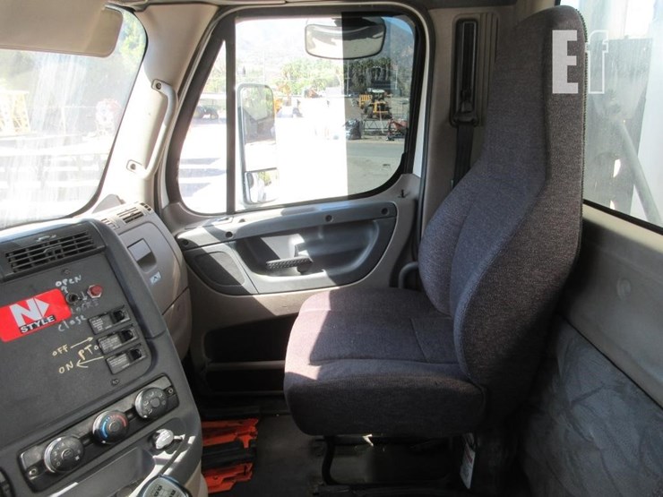 2013-freightliner-cascadia-125-image-8