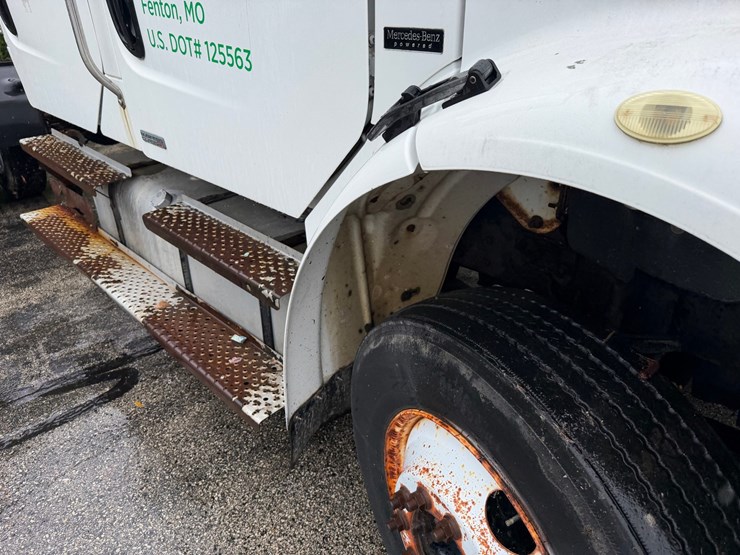 2006-freightliner-m2-106-image-23