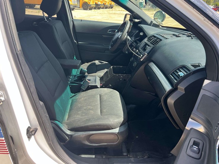 2016-ford-explorer-image-19