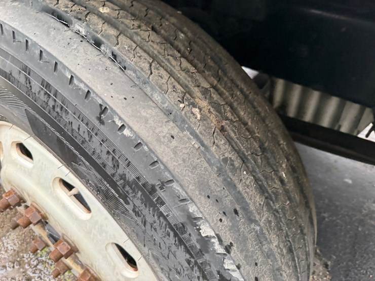 2010-freightliner-m2-106-image-74