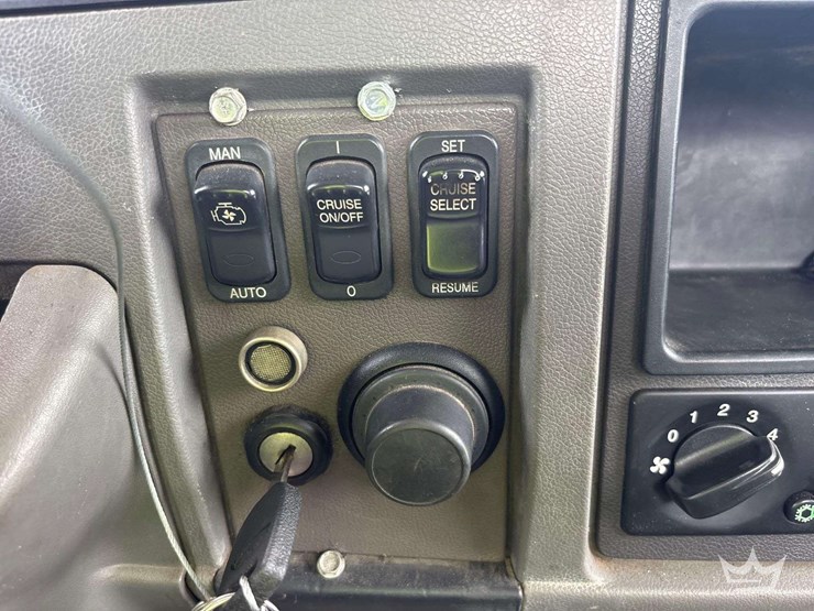 2015-peterbilt-348-image-15