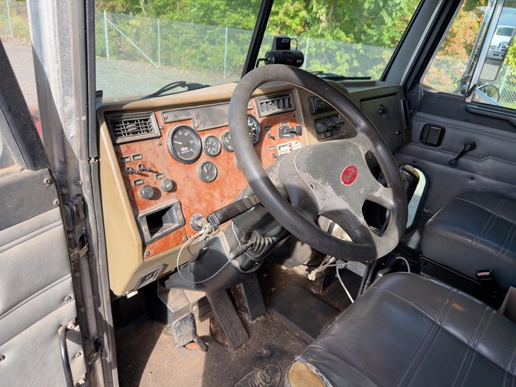 2001-peterbilt-330-image-23