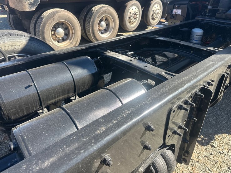 2015-freightliner-114sd-image-24
