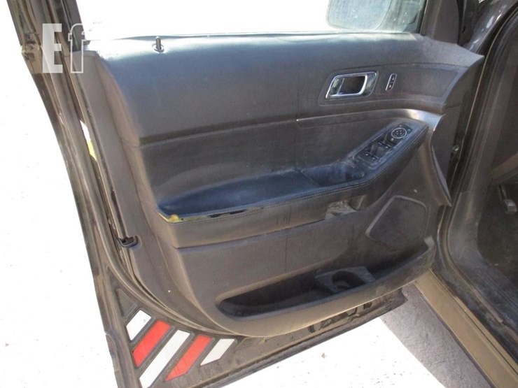 2015-ford-explorer-image-13