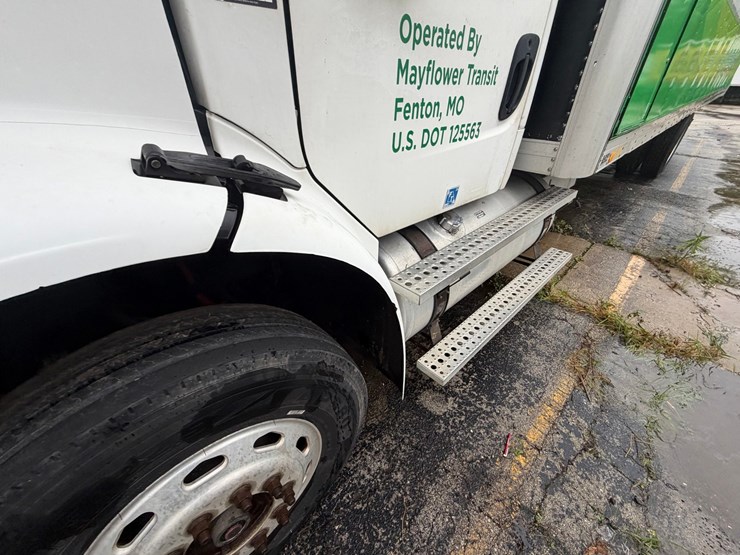 2010-freightliner-m2-106-image-11