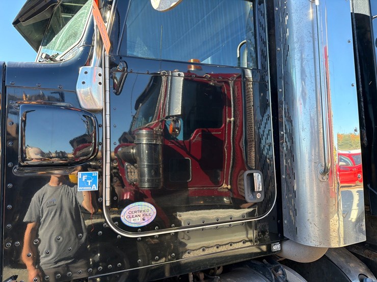 2019-peterbilt-367-image-12