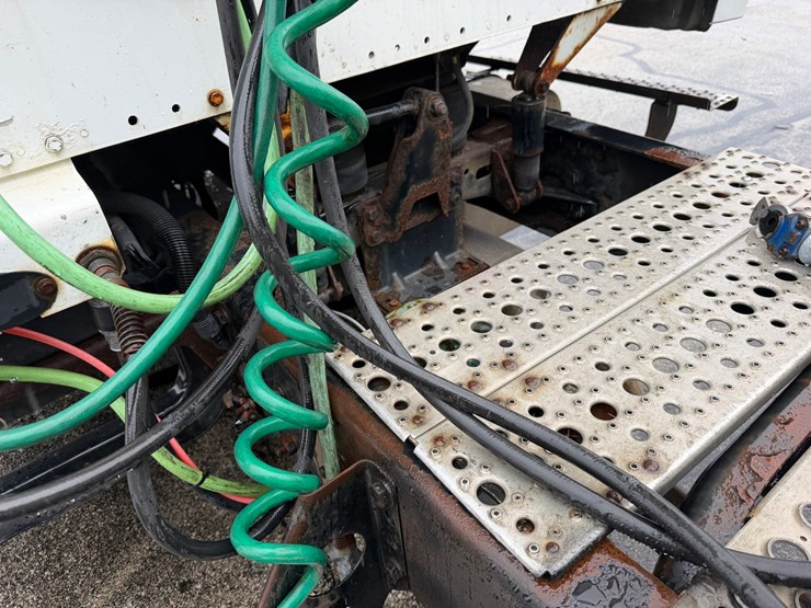 2006-freightliner-m2-106-image-17
