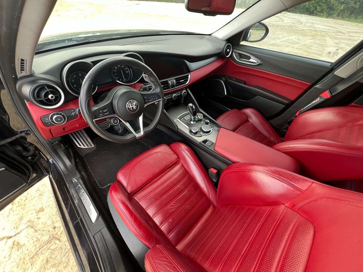 2019-alfa-romeo-giulia-4-door-sedan-(105,950-miles)-image-11