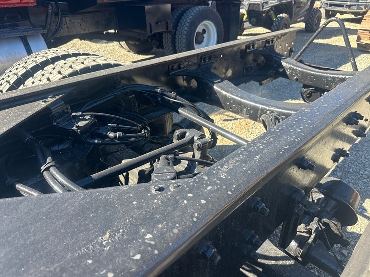 2015-freightliner-114sd-image-21