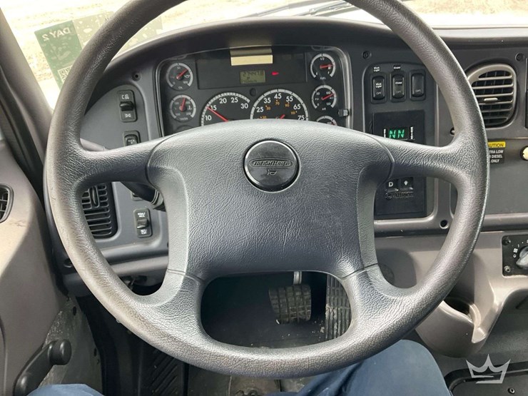 2010-freightliner-m2-106-image-14