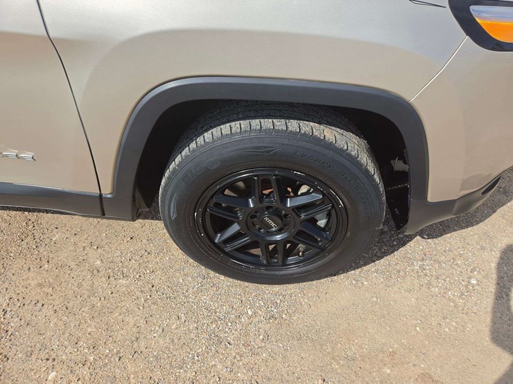 2015-jeep-cherokee-image-19