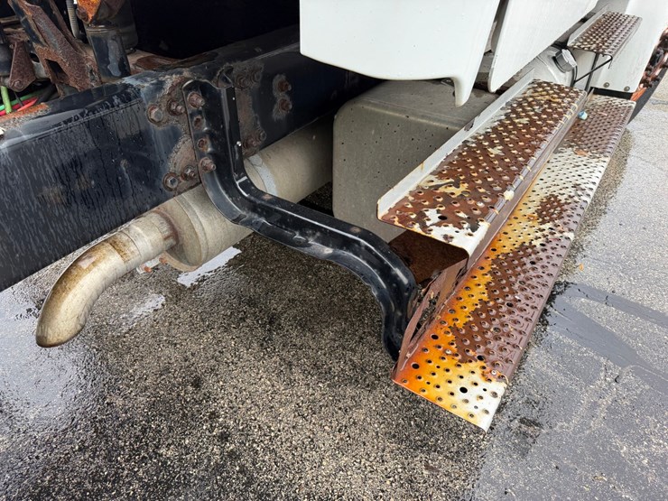 2006-freightliner-m2-106-image-29