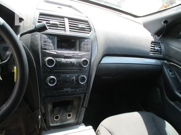 2016-ford-explorer-image-9
