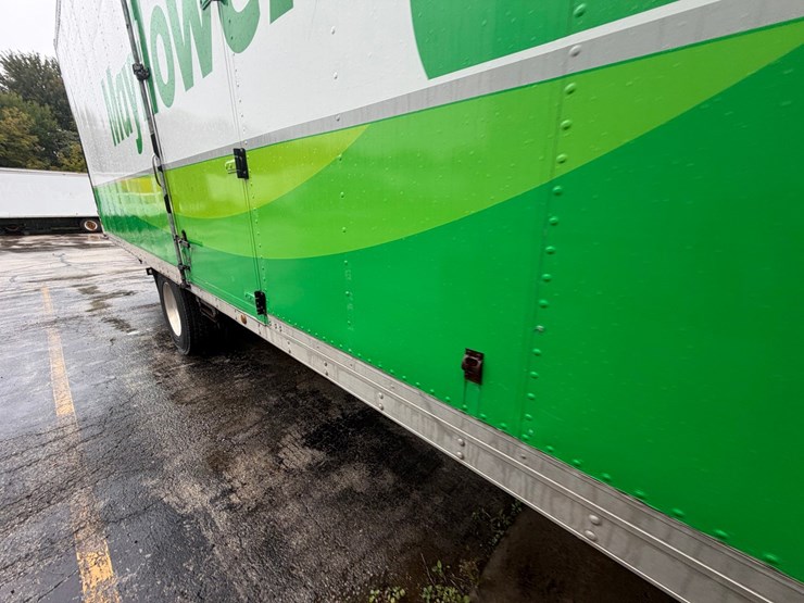2010-freightliner-m2-106-image-25