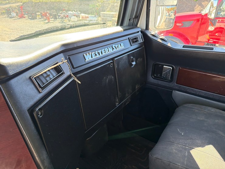 2018-western-star-4700-image-78