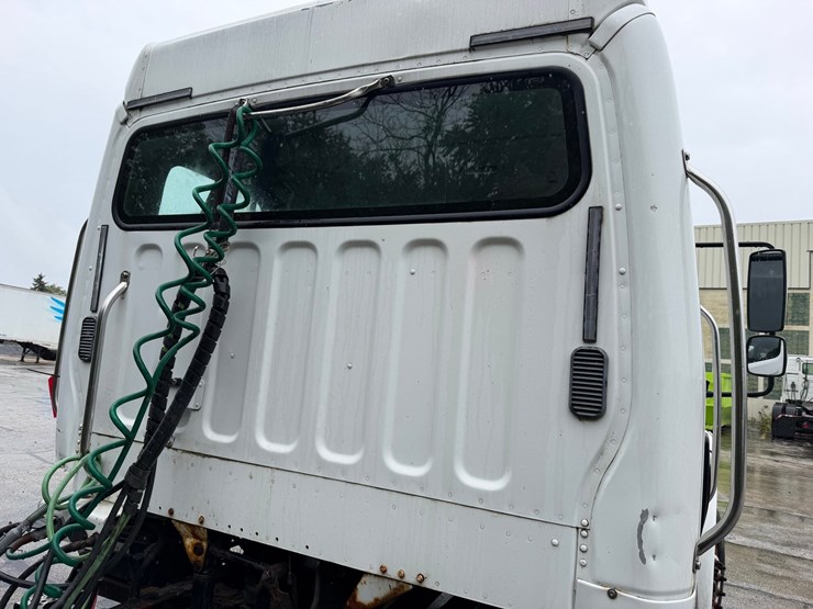 2006-freightliner-m2-106-image-31