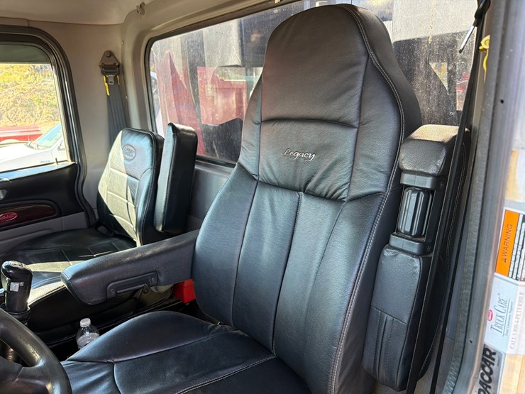 2019-peterbilt-367-image-57