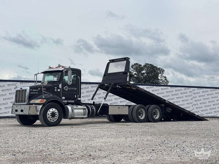 2015-peterbilt-348-image-1