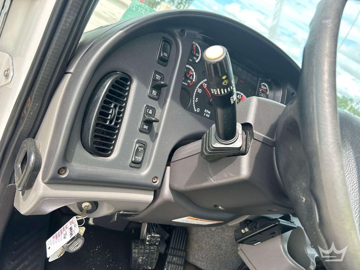 2015-freightliner-m2-106-image-38